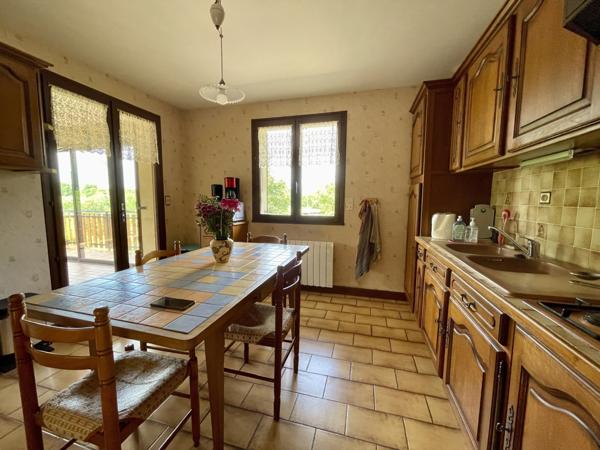 Belle maison de maçon de 220 m2, 4 ch sur 3 ha de terrain plat avec accès rivière