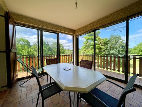 Belle maison de maçon de 220 m2, 4 ch sur 3 ha de terrain plat avec accès rivière