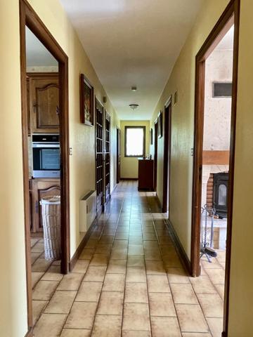 Belle maison de maçon de 220 m2, 4 ch sur 3 ha de terrain plat avec accès rivière