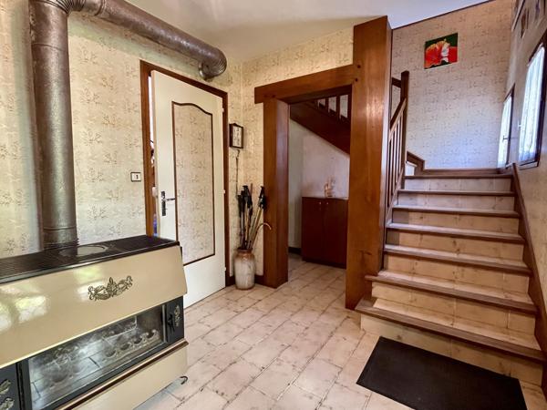 Belle maison de maçon de 220 m2, 4 ch sur 3 ha de terrain plat avec accès rivière