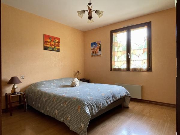 Belle maison de maçon de 220 m2, 4 ch sur 3 ha de terrain plat avec accès rivière