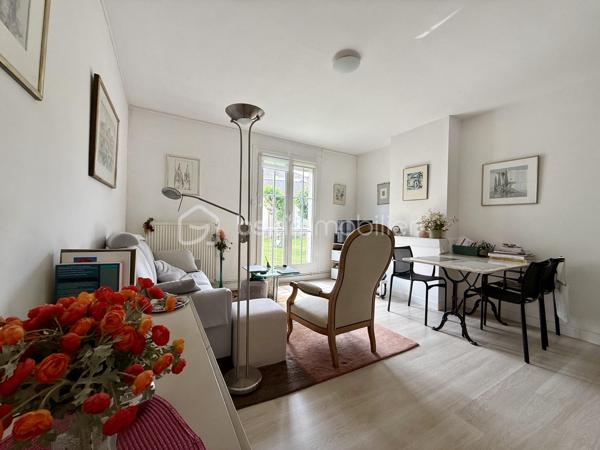 *** NOUVEAUTÉ ***

✔️ Je vous propose un bel appartement T3 de 50m2 situé au RDC d’une petite résidence proche du parc de la Hotoie.

✔️ Il comprends une entrée avec placard, un séjour ouvert sur une cuisine.

✔️ Une chambre confortable avec vue sur le parc, un bureau - dressing ou chambre d’appoint, une salle de bain, un wc indépendant.

➖ Cet appartement dispose d’une cave de 25m2 avec dalle béton électricité idéal pour petit bricolage.

➖ Faibles charges de copropriété 45€ / mois.

➖ Chauffage individuel (chaudière récente).

➖ Environnement calme et verdoyant à proximité du parc de la Hotoie, idéal pour profiter de la nature.

➖ Idéal premier achat ou investissement locatif (loyer envisageable 600€)

Plus d’infos n’hésitez pas à me contacter au 06 - 72 - 72 - 36 - 54