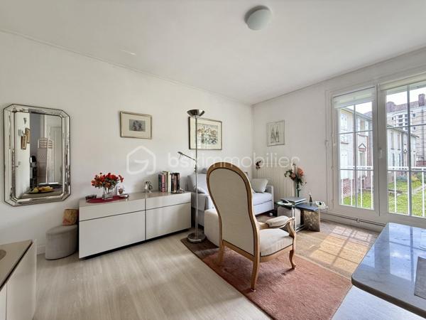 *** NOUVEAUTÉ ***

✔️ Je vous propose un bel appartement T3 de 50m2 situé au RDC d’une petite résidence proche du parc de la Hotoie.

✔️ Il comprends une entrée avec placard, un séjour ouvert sur une cuisine.

✔️ Une chambre confortable avec vue sur le parc, un bureau - dressing ou chambre d’appoint, une salle de bain, un wc indépendant.

➖ Cet appartement dispose d’une cave de 25m2 avec dalle béton électricité idéal pour petit bricolage.

➖ Faibles charges de copropriété 45€ / mois.

➖ Chauffage individuel (chaudière récente).

➖ Environnement calme et verdoyant à proximité du parc de la Hotoie, idéal pour profiter de la nature.

➖ Idéal premier achat ou investissement locatif (loyer envisageable 600€)

Plus d’infos n’hésitez pas à me contacter au 06 - 72 - 72 - 36 - 54