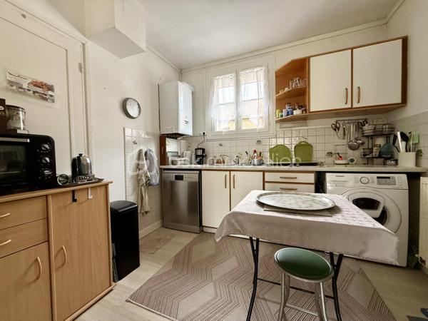 *** NOUVEAUTÉ ***

✔️ Je vous propose un bel appartement T3 de 50m2 situé au RDC d’une petite résidence proche du parc de la Hotoie.

✔️ Il comprends une entrée avec placard, un séjour ouvert sur une cuisine.

✔️ Une chambre confortable avec vue sur le parc, un bureau - dressing ou chambre d’appoint, une salle de bain, un wc indépendant.

➖ Cet appartement dispose d’une cave de 25m2 avec dalle béton électricité idéal pour petit bricolage.

➖ Faibles charges de copropriété 45€ / mois.

➖ Chauffage individuel (chaudière récente).

➖ Environnement calme et verdoyant à proximité du parc de la Hotoie, idéal pour profiter de la nature.

➖ Idéal premier achat ou investissement locatif (loyer envisageable 600€)

Plus d’infos n’hésitez pas à me contacter au 06 - 72 - 72 - 36 - 54