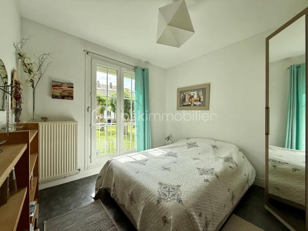 *** NOUVEAUTÉ ***

✔️ Je vous propose un bel appartement T3 de 50m2 situé au RDC d’une petite résidence proche du parc de la Hotoie.

✔️ Il comprends une entrée avec placard, un séjour ouvert sur une cuisine.

✔️ Une chambre confortable avec vue sur le parc, un bureau - dressing ou chambre d’appoint, une salle de bain, un wc indépendant.

➖ Cet appartement dispose d’une cave de 25m2 avec dalle béton électricité idéal pour petit bricolage.

➖ Faibles charges de copropriété 45€ / mois.

➖ Chauffage individuel (chaudière récente).

➖ Environnement calme et verdoyant à proximité du parc de la Hotoie, idéal pour profiter de la nature.

➖ Idéal premier achat ou investissement locatif (loyer envisageable 600€)

Plus d’infos n’hésitez pas à me contacter au 06 - 72 - 72 - 36 - 54