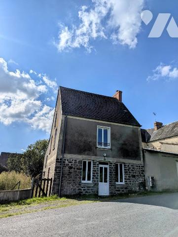 A VENDRE : SOULLES Eglise petite maison de village avec terrain