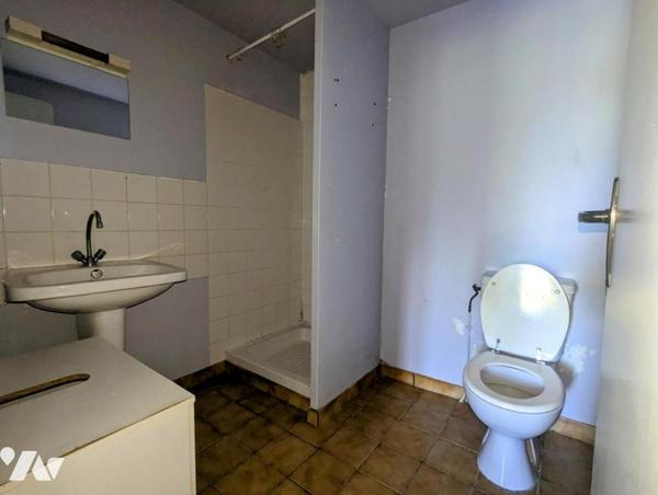 A VENDRE : SOULLES Eglise petite maison de village avec terrain