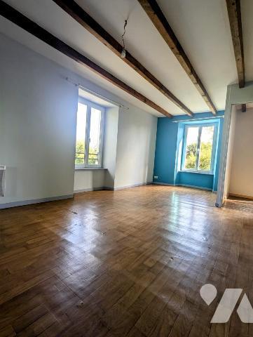 A VENDRE : SOULLES Eglise petite maison de village avec terrain