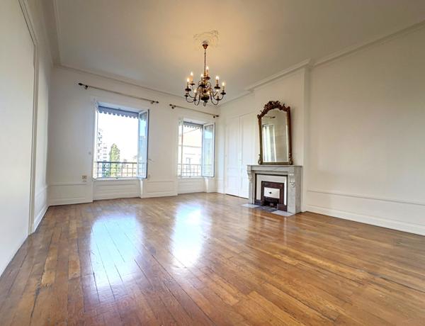 Appartement 4 pièces de 105m² Place Rouget de l'Isle