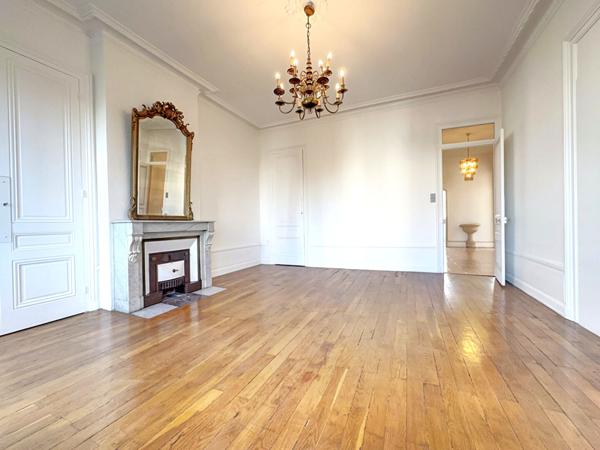 Appartement 4 pièces de 105m² Place Rouget de l'Isle