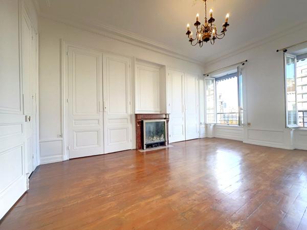 Appartement 4 pièces de 105m² Place Rouget de l'Isle