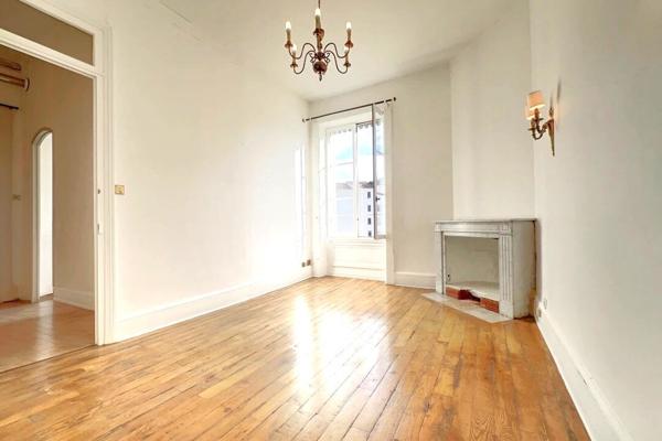 Appartement 4 pièces de 105m² Place Rouget de l'Isle