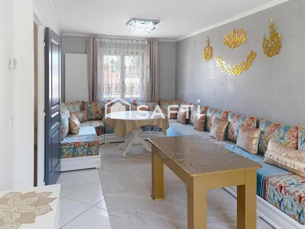 Très belle maison de 6 pièces avec 2 salons, 4 chambres, une grande cuisine, 2 salles d'eau, 2 WC, une grande terrasse et un jardin.