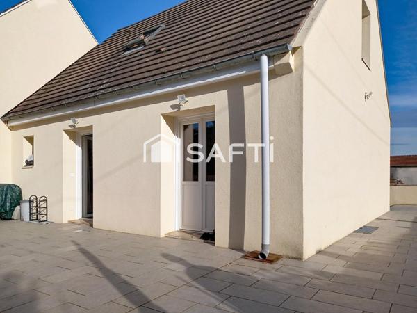 Très belle maison de 6 pièces avec 2 salons, 4 chambres, une grande cuisine, 2 salles d'eau, 2 WC, une grande terrasse et un jardin.