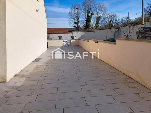 Très belle maison de 6 pièces avec 2 salons, 4 chambres, une grande cuisine, 2 salles d'eau, 2 WC, une grande terrasse et un jardin.