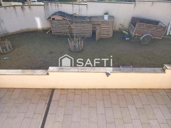 Très belle maison de 6 pièces avec 2 salons, 4 chambres, une grande cuisine, 2 salles d'eau, 2 WC, une grande terrasse et un jardin.