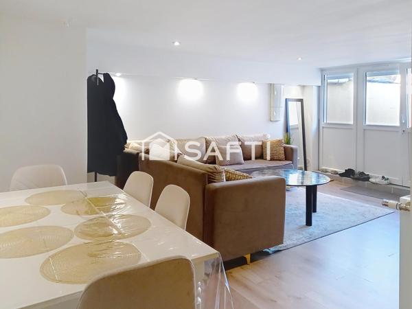 Très belle maison de 6 pièces avec 2 salons, 4 chambres, une grande cuisine, 2 salles d'eau, 2 WC, une grande terrasse et un jardin.