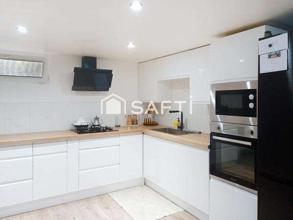 Très belle maison de 6 pièces avec 2 salons, 4 chambres, une grande cuisine, 2 salles d'eau, 2 WC, une grande terrasse et un jardin.