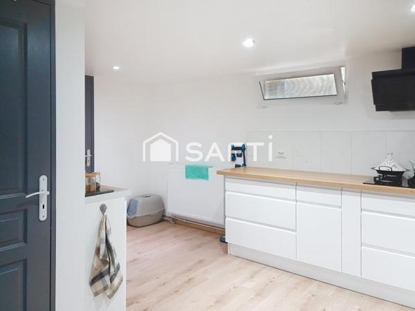 Très belle maison de 6 pièces avec 2 salons, 4 chambres, une grande cuisine, 2 salles d'eau, 2 WC, une grande terrasse et un jardin.