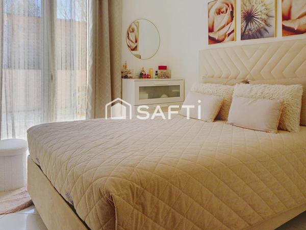 Très belle maison de 6 pièces avec 2 salons, 4 chambres, une grande cuisine, 2 salles d'eau, 2 WC, une grande terrasse et un jardin.