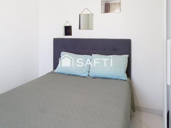 Très belle maison de 6 pièces avec 2 salons, 4 chambres, une grande cuisine, 2 salles d'eau, 2 WC, une grande terrasse et un jardin.