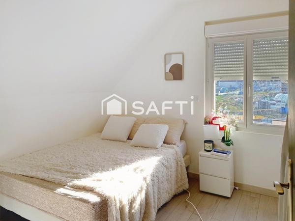 Très belle maison de 6 pièces avec 2 salons, 4 chambres, une grande cuisine, 2 salles d'eau, 2 WC, une grande terrasse et un jardin.