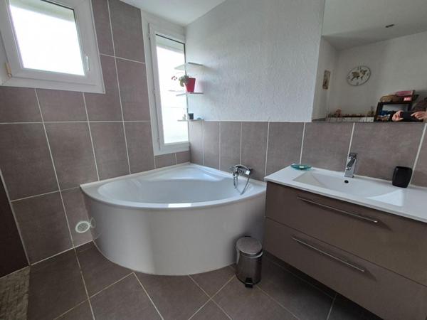 Belle maison entièrement rénovée de 140 m² sur terrain de 400 m2 (Morbihan). (15 min de Lorient - 10 min de Plouay - 5 min de Pont Scorff - 25 min de la mer)