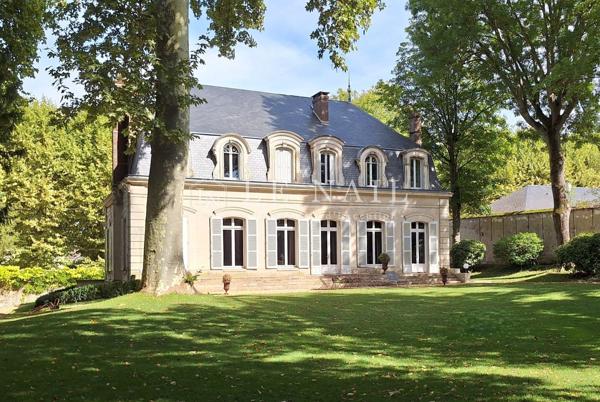 Hôtel particulier fin XIXème, avec son parc en plein centre-ville dans l’Yonne