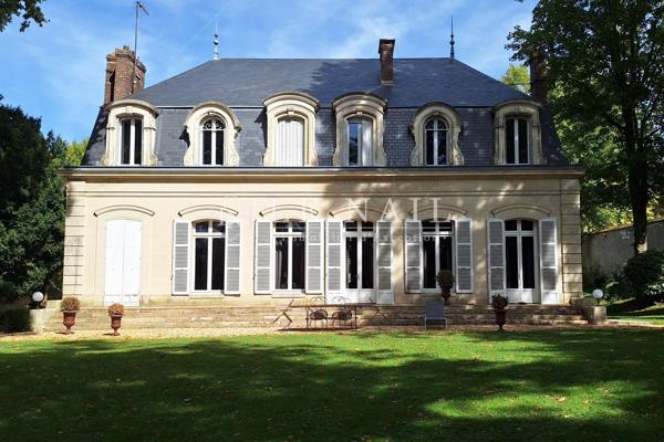 Hôtel particulier fin XIXème, avec son parc en plein centre-ville dans l’Yonne