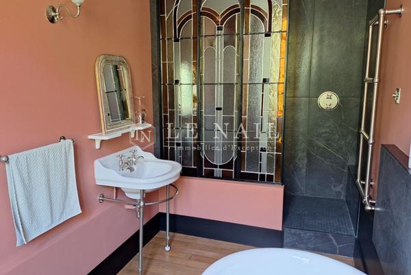 Hôtel particulier fin XIXème, avec son parc en plein centre-ville dans l’Yonne