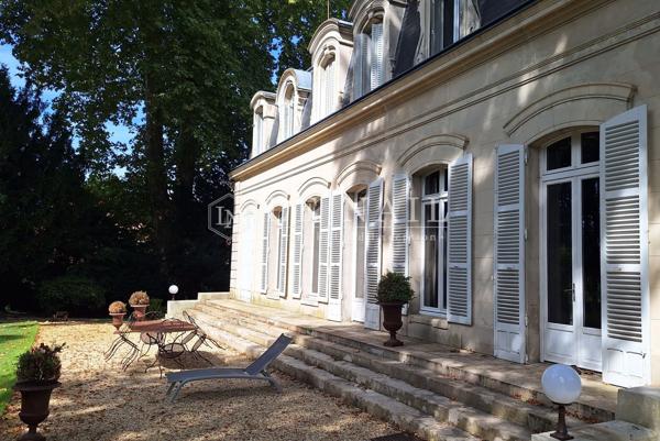 Hôtel particulier fin XIXème, avec son parc en plein centre-ville dans l’Yonne