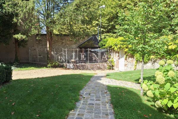 Hôtel particulier fin XIXème, avec son parc en plein centre-ville dans l’Yonne