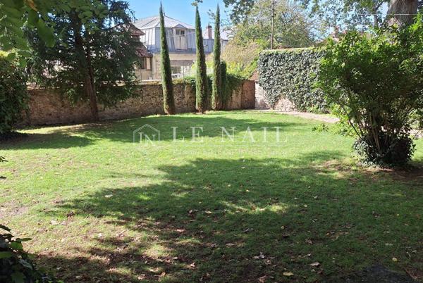 Hôtel particulier fin XIXème, avec son parc en plein centre-ville dans l’Yonne