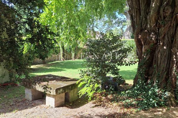 Hôtel particulier fin XIXème, avec son parc en plein centre-ville dans l’Yonne