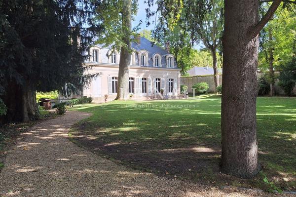 Hôtel particulier fin XIXème, avec son parc en plein centre-ville dans l’Yonne
