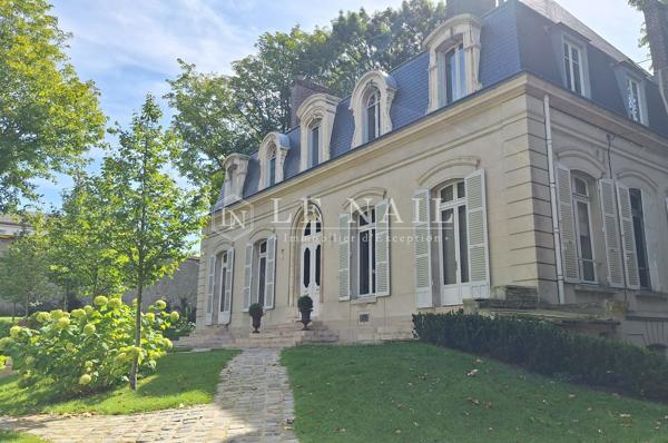 Hôtel particulier fin XIXème, avec son parc en plein centre-ville dans l’Yonne