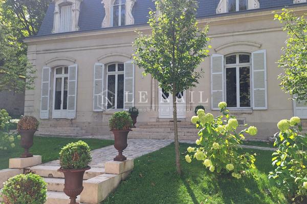 Hôtel particulier fin XIXème, avec son parc en plein centre-ville dans l’Yonne