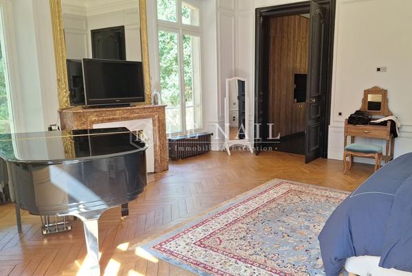 Hôtel particulier fin XIXème, avec son parc en plein centre-ville dans l’Yonne