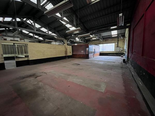 GARAGE ATELIER ENTREPOT OU LOCAL COMMERCIAL EN CENTRE VILLE 190M2