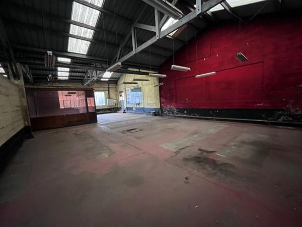 GARAGE ATELIER ENTREPOT OU LOCAL COMMERCIAL EN CENTRE VILLE 190M2