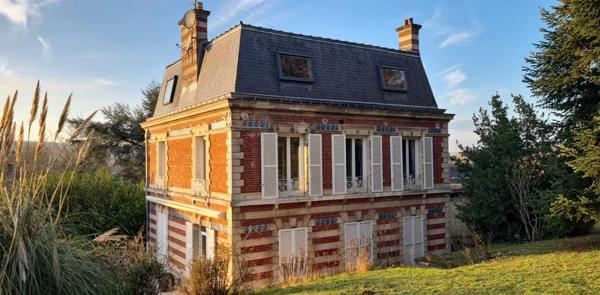 Chaumont en Vexin - Maison de Maître du 19ème de 210 m2 - 4 chambres - un ascenseur  qui permet accéder à tous les étages - cave et bâtiments - sur 2.957 m2 de parc arboré - Prix : 545.400