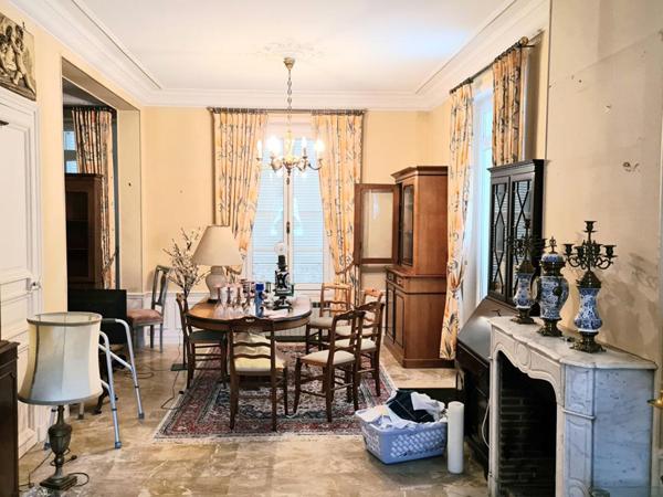 Chaumont en Vexin - Maison de Maître du 19ème de 210 m2 - 4 chambres - un ascenseur  qui permet accéder à tous les étages - cave et bâtiments - sur 2.957 m2 de parc arboré - Prix : 545.400