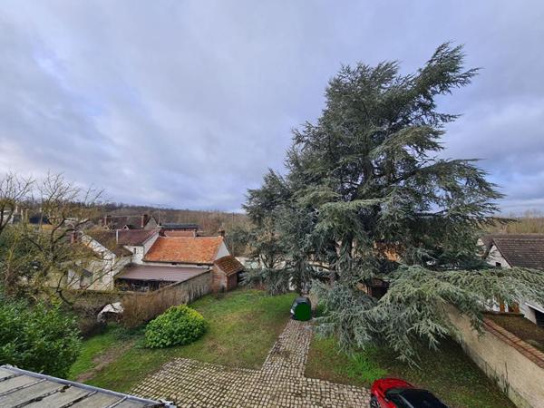 Chaumont en Vexin - Maison de Maître du 19ème de 210 m2 - 4 chambres - un ascenseur  qui permet accéder à tous les étages - cave et bâtiments - sur 2.957 m2 de parc arboré - Prix : 545.400