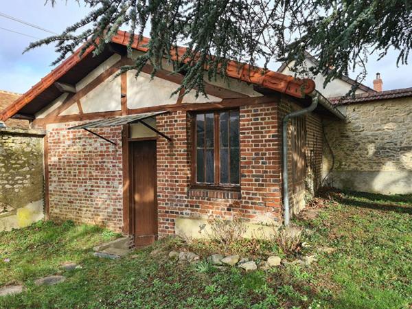 Chaumont en Vexin - Maison de Maître du 19ème de 210 m2 - 4 chambres - un ascenseur  qui permet accéder à tous les étages - cave et bâtiments - sur 2.957 m2 de parc arboré - Prix : 545.400