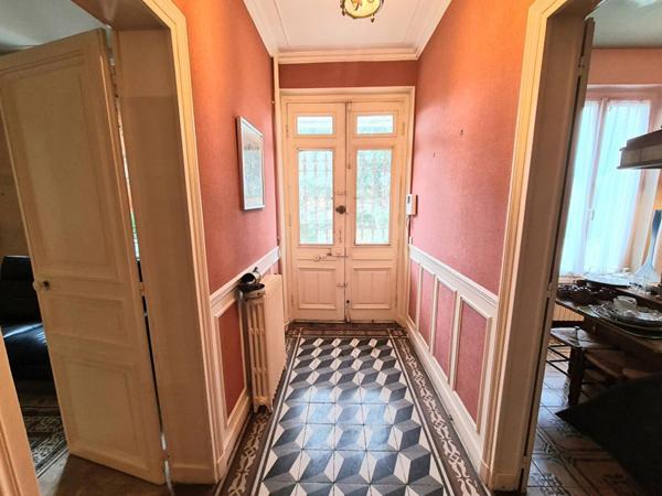 Chaumont en Vexin - Maison de Maître du 19ème de 210 m2 - 4 chambres - un ascenseur  qui permet accéder à tous les étages - cave et bâtiments - sur 2.957 m2 de parc arboré - Prix : 545.400