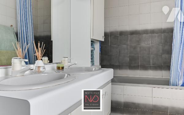 MAISON EN PIERRE AU CENTRE DE BRINDAS