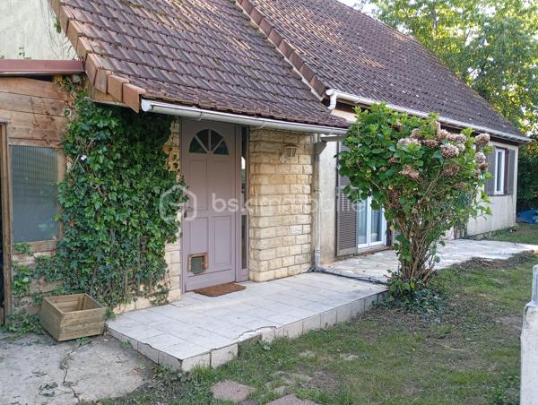Maison à vendre sur la commune de Reau
Cette maison sur un terrain de 430 m2 cinq pieces de 112m2 elle se compose d'une grande entrée avec placard, d'un double séjour ouvert sur une cuisine aménagée, d'une buanderie, d'un WC de deux chambres salle de bain 
À l'étage, deux chambres, uvous trouverez un grenier offrant un espace de rangement supplémentaire.
À l'extérieur, vous profiterez d'un terrain à l'arrière sans aucun vis-à-vis, ainsi que d'un abri de jardin et d'un atelier.