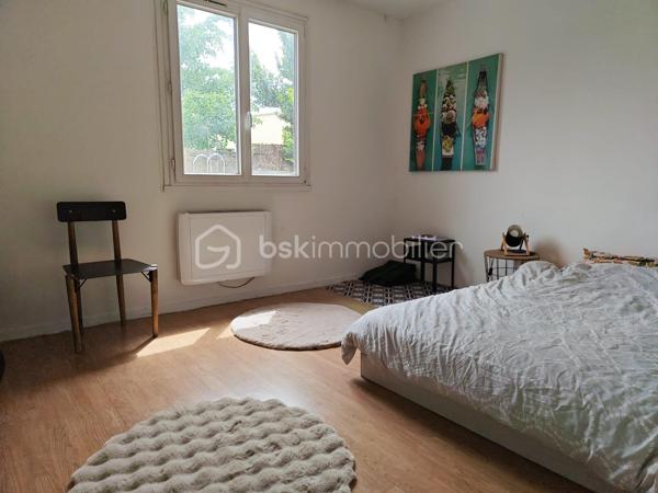 Maison à vendre sur la commune de Reau
Cette maison sur un terrain de 430 m2 cinq pieces de 112m2 elle se compose d'une grande entrée avec placard, d'un double séjour ouvert sur une cuisine aménagée, d'une buanderie, d'un WC de deux chambres salle de bain 
À l'étage, deux chambres, uvous trouverez un grenier offrant un espace de rangement supplémentaire.
À l'extérieur, vous profiterez d'un terrain à l'arrière sans aucun vis-à-vis, ainsi que d'un abri de jardin et d'un atelier.