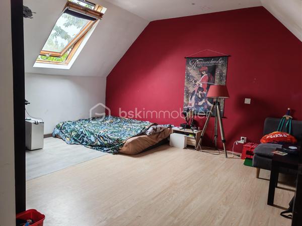 Maison à vendre sur la commune de Reau
Cette maison sur un terrain de 430 m2 cinq pieces de 112m2 elle se compose d'une grande entrée avec placard, d'un double séjour ouvert sur une cuisine aménagée, d'une buanderie, d'un WC de deux chambres salle de bain 
À l'étage, deux chambres, uvous trouverez un grenier offrant un espace de rangement supplémentaire.
À l'extérieur, vous profiterez d'un terrain à l'arrière sans aucun vis-à-vis, ainsi que d'un abri de jardin et d'un atelier.