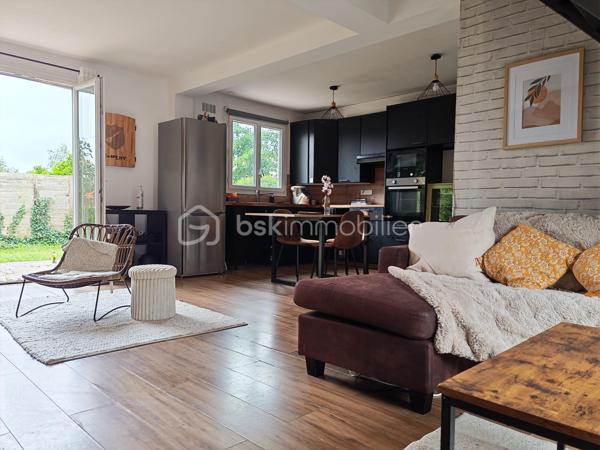 Maison à vendre sur la commune de Reau
Cette maison sur un terrain de 430 m2 cinq pieces de 112m2 elle se compose d'une grande entrée avec placard, d'un double séjour ouvert sur une cuisine aménagée, d'une buanderie, d'un WC de deux chambres salle de bain 
À l'étage, deux chambres, uvous trouverez un grenier offrant un espace de rangement supplémentaire.
À l'extérieur, vous profiterez d'un terrain à l'arrière sans aucun vis-à-vis, ainsi que d'un abri de jardin et d'un atelier.
